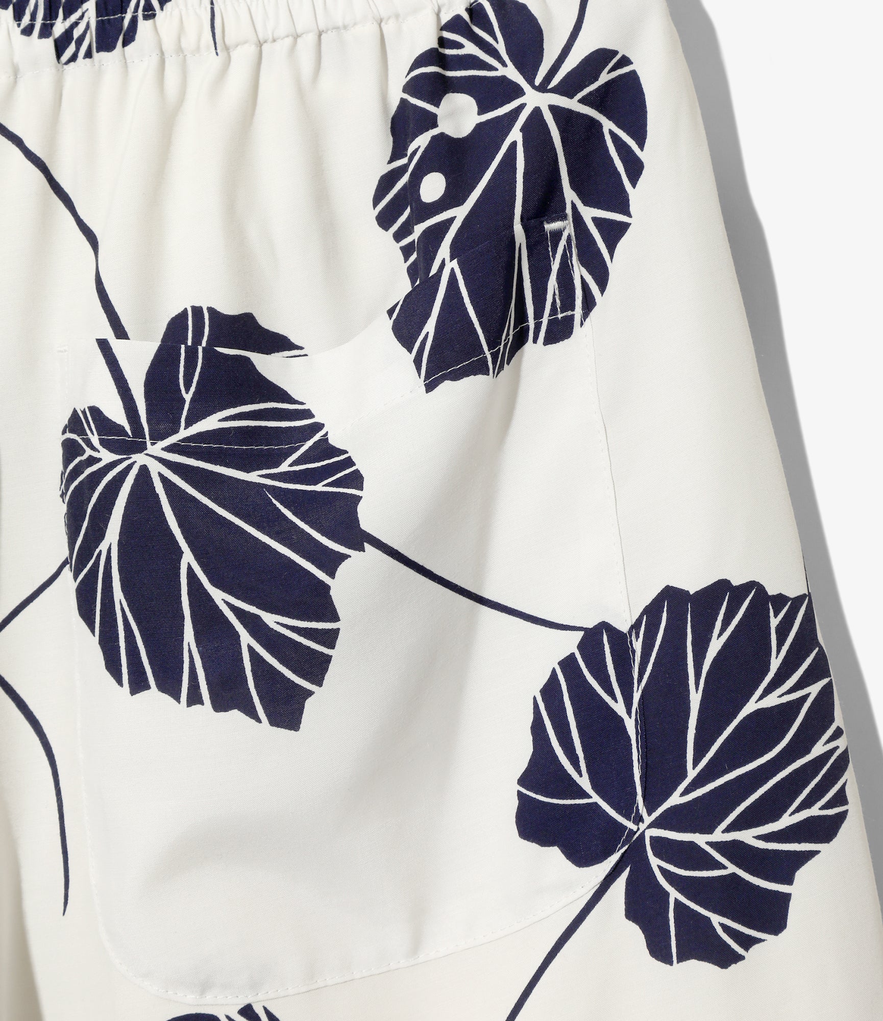 String Short - White - Leaf - Image 5